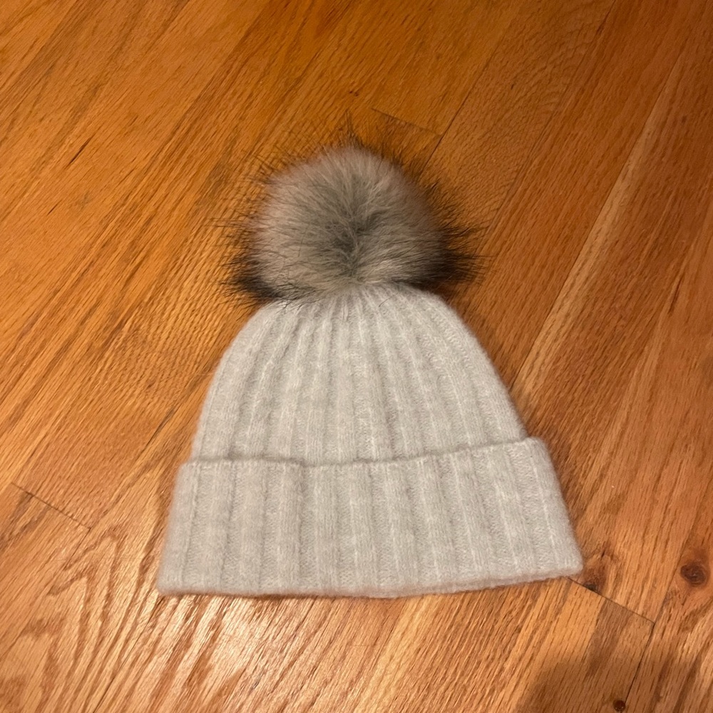 Aritzia hat